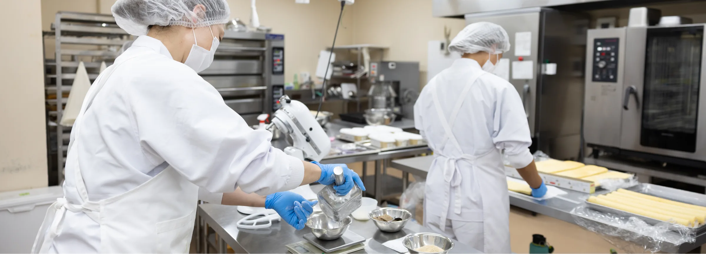 クリーンルームで食品を製造する伊鈴屋の従業員