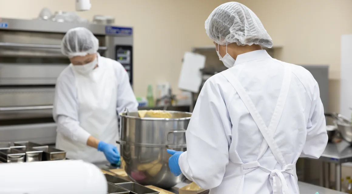 自社工場で食品を製造する様子