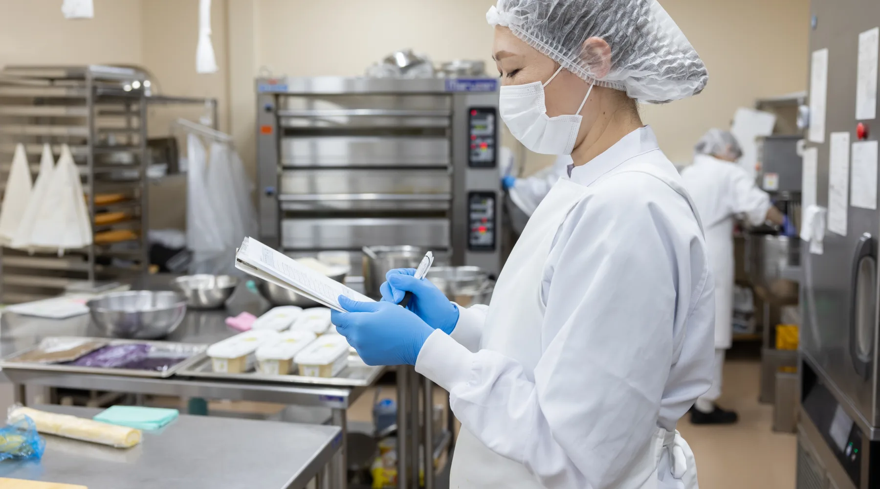 製造工程を確認する従業員の様子