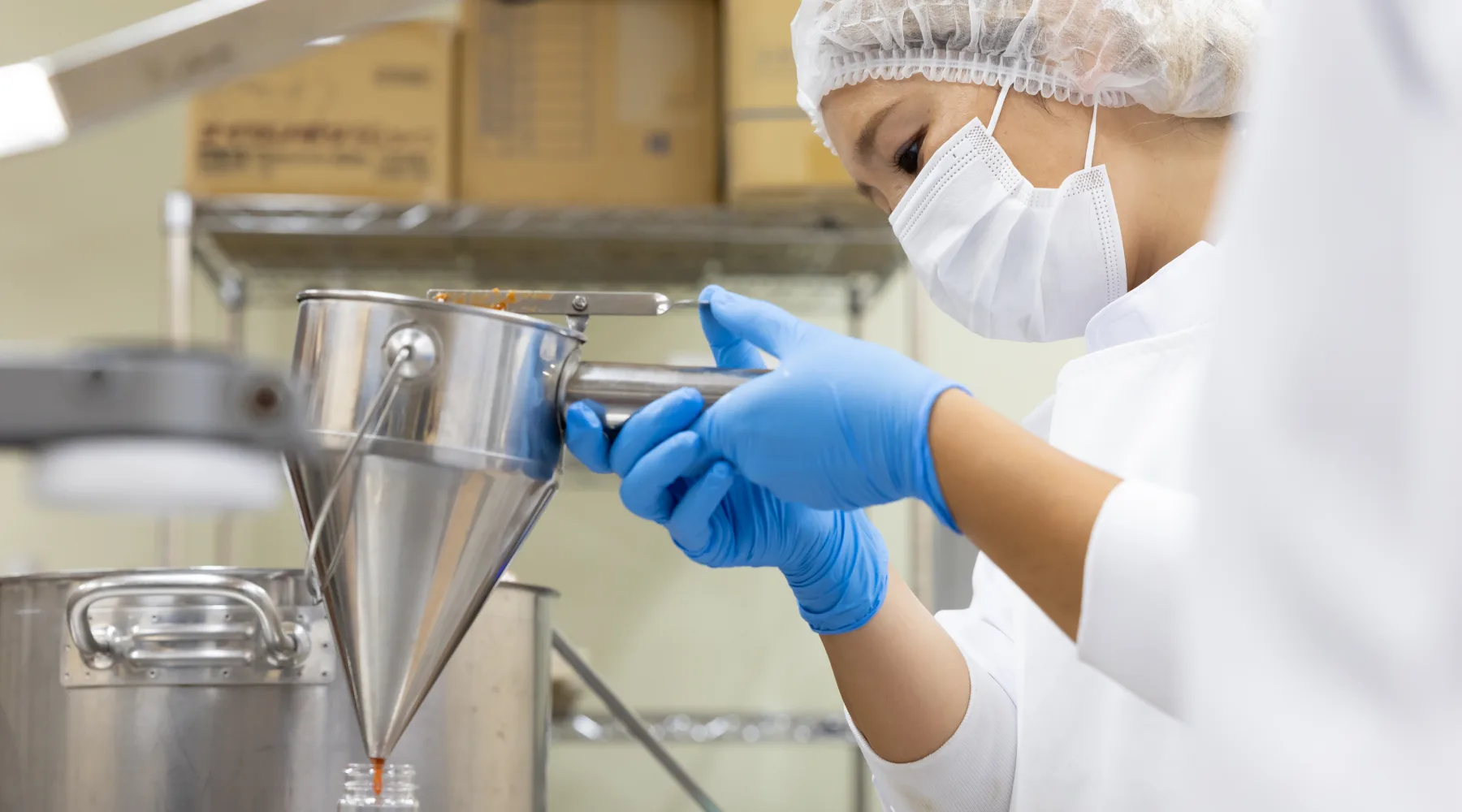 自社工場で食品を製造する従業員の様子
