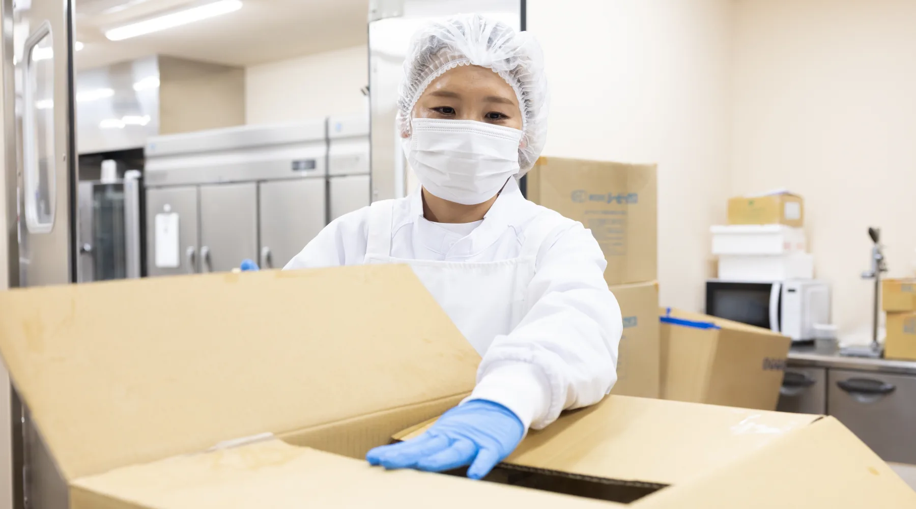 食品を梱包し出荷準備をする様子