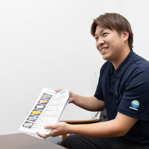 商品の提案を行う伊鈴屋のスタッフ