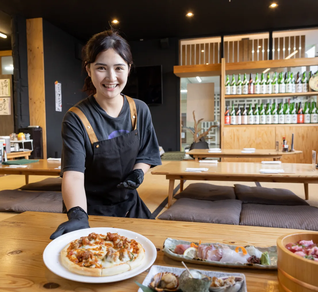 食事を楽しむお客様と伊鈴屋のスタッフ