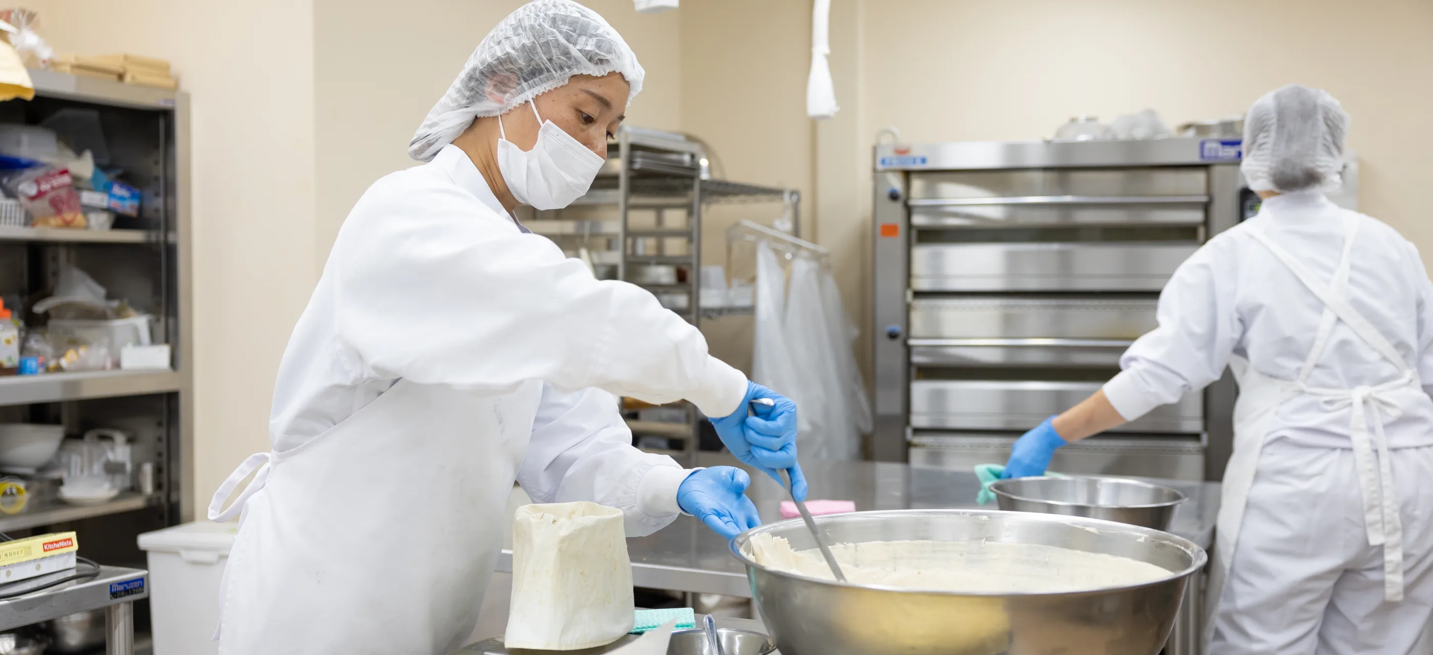 食品製造工場で作業する伊鈴屋のスタッフ