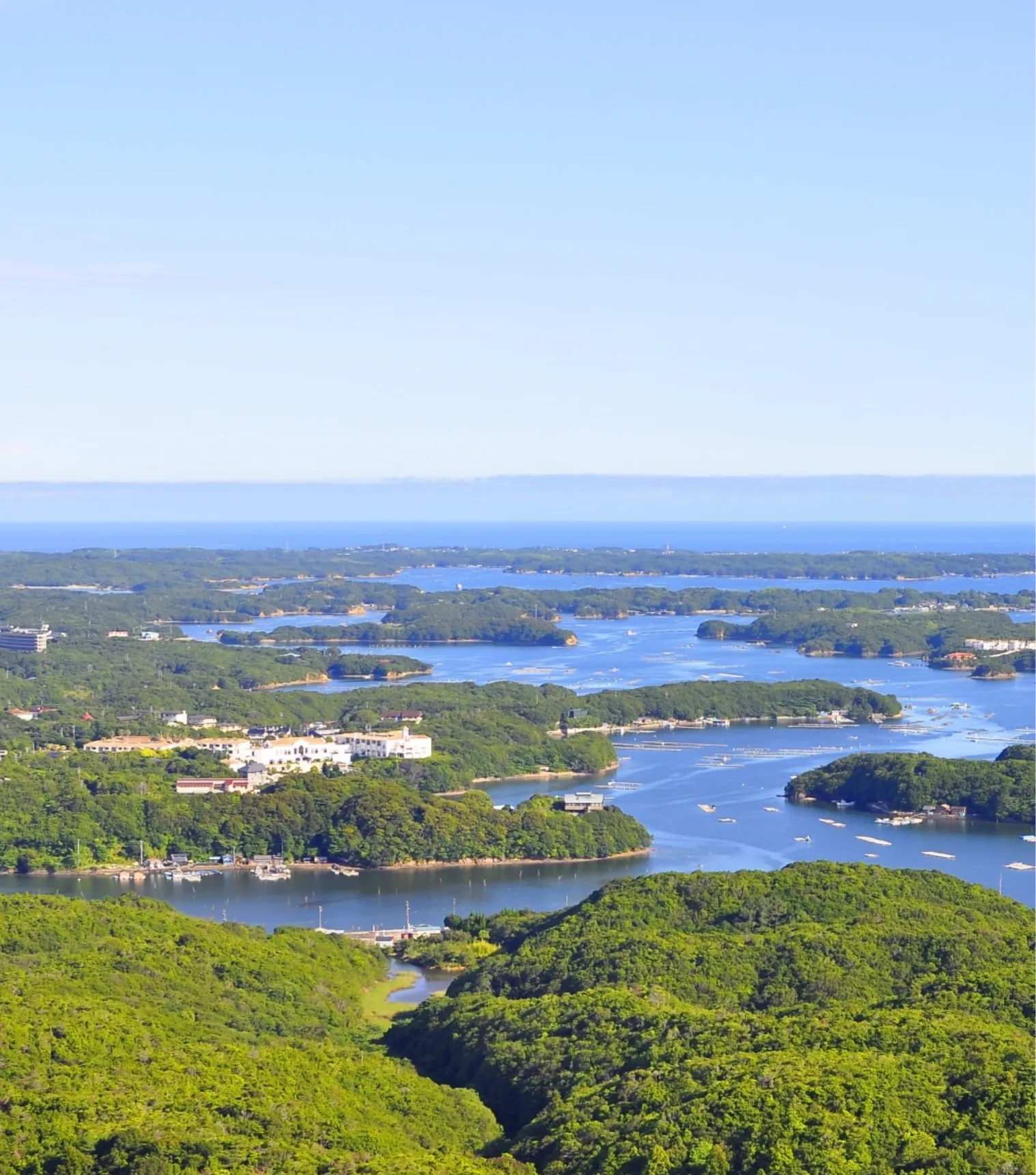 三重県志摩市の海と島々を望む風景