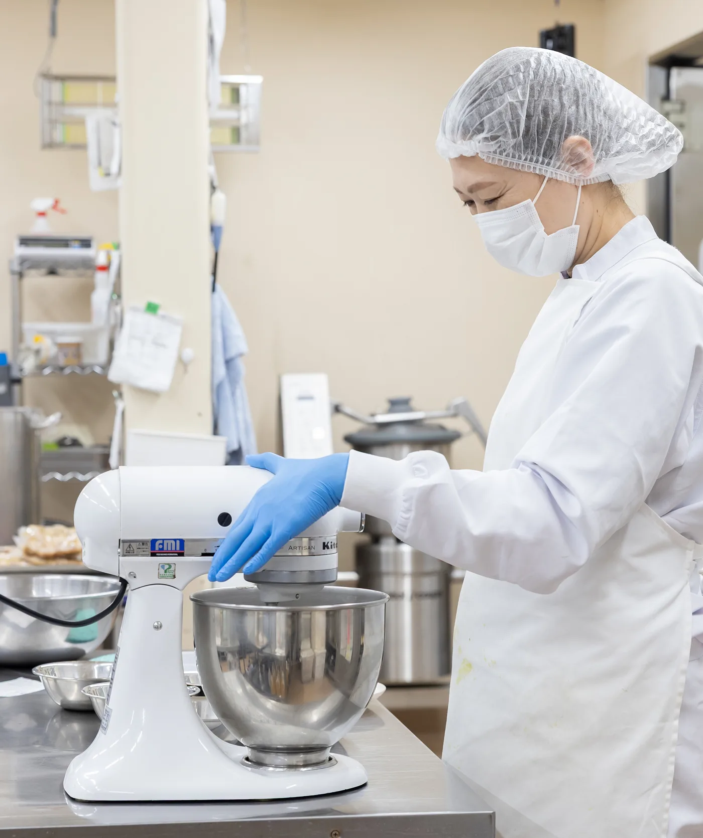 食品製造工場での作業風景